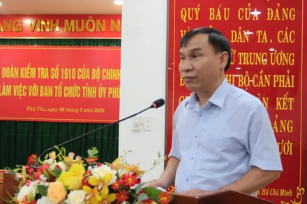 Đồng chí Trần Quốc Hoàn, Trưởng Ban Tổ chức Tỉnh ủy Phú Yên báo cáo tại buổi làm việc.