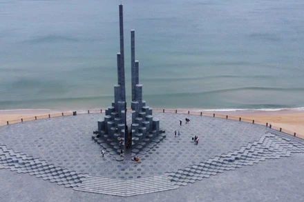 Quảng trường Tháp Nghinh Phong - biểu tượng mới của du lịch Phú Yên.