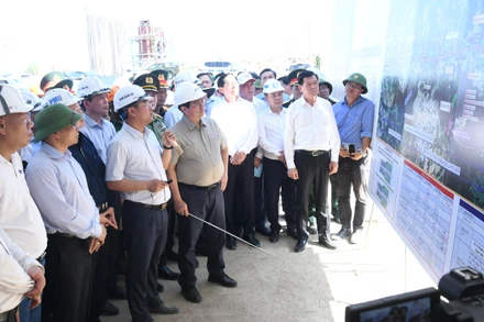 Thủ tướng Phạm Minh Chính nghe báo cáo về dự án đường bộ cao tốc Biên Hoà - Vũng Tàu giai đoạn 1.