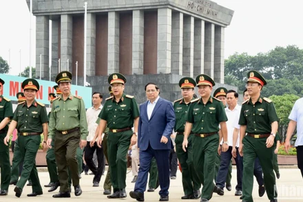 Thủ tướng Phạm Minh Chính đi kiểm trang các hạng mục thuộc công trình Lăng Chủ tịch Hồ Chí Minh. (Ảnh: Trần Hải)