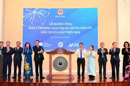 Lễ đánh cồng khai trương giao dịch chứng khoán đầu Xuân Giáp Thìn 2024. (ẢNH: HoSE)