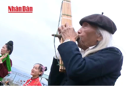 Nghệ nhân Lò Văn Biến đang thổi khèn bè – một trong những loại nhạc cụ truyền thống quan trọng trong đời sống văn hóa của đồng bào Thái.