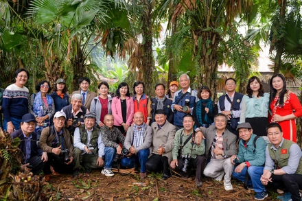 Các đại biểu chụp ảnh lưu niệm tại Khu Di tích lịch sử Quốc gia, nơi khai sinh ngành Điện ảnh và Nhiếp ảnh Việt Nam (khu Đồi cọ, Điềm Mặc, Định Hoá, Thái Nguyên).