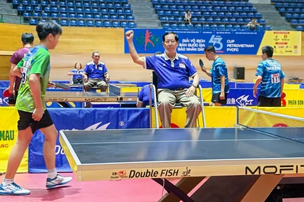 Trọng tài Đặng Hà Dương điều hành một trận đấu đơn nam tại Giải vô địch bóng bàn quốc gia Báo Nhân Dân lần thứ 43.