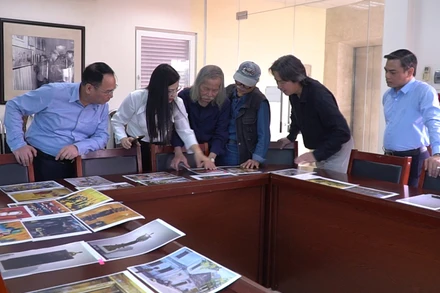 Hội đồng nghệ thuật tuyển chọn các tác phẩm.