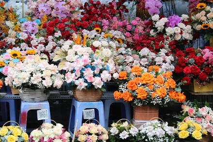 [Video] Sôi động thị trường hoa, quà tặng ngày 8/3