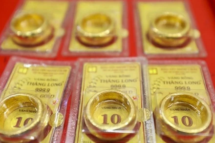 [Video] Giá liên tục lập đỉnh mới, người dân xếp hàng chờ mua vàng