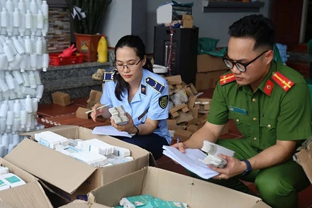 [Video] Triệt phá cơ sở sản xuất, buôn bán số lượng lớn mỹ phẩm giả tại Bắc Giang