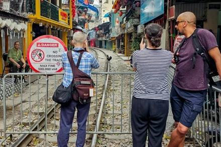 [Video] Hà Nội áp dụng "Vành đai an toàn đường sắt" trên phố cà phê đường tàu