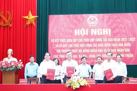 Tổng Kiểm toán Nhà nước Ngô Văn Tuấn và các đồng chí lãnh đạo tỉnh Bà Rịa-Vũng Tàu ký Quy chế phối hợp công tác.