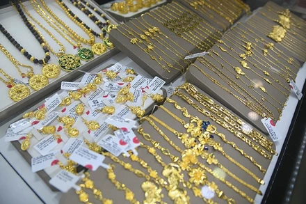 Giá vàng trong nước biến động mạnh theo giá vàng thế giới.