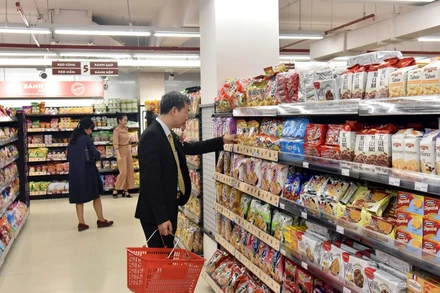 Người tiêu dùng mua hàng tại siêu thị. Ảnh: Tuệ Nghi