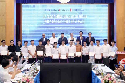 Trao Chứng nhận cho các học viên đã hoàn thành xuất sắc khóa học. Ảnh: LÊ TIÊN