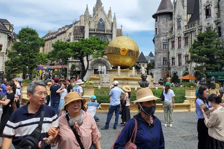 Hoạt động du lịch tăng trưởng mạnh mẽ, thu hút khách quốc tế đến Việt Nam.