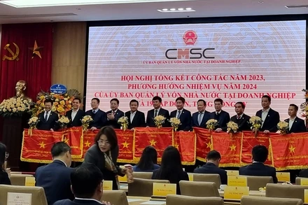 Lãnh đạo Ủy ban tặng Cờ thi đua cho 10 tập thể có thành tích xuất sắc trong năm 2023.