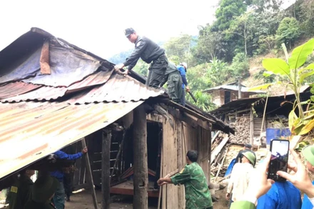 Cán bộ chiến sĩ công an Lai Châu tháo dỡ để làm lại nhà 3 cứng cho bà con.