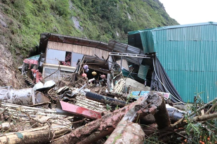 Mưa lớn khiến đất đá sạt lở vào một phần khu nhà dịch vụ, rất may không có thương vong về người.