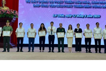Lãnh đạo tỉnh Lai Châu trao Bằng khen cho các tập thể.