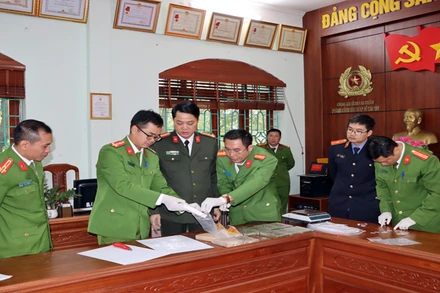 Cơ quan điều tra kiểm tra tang vật vụ án.