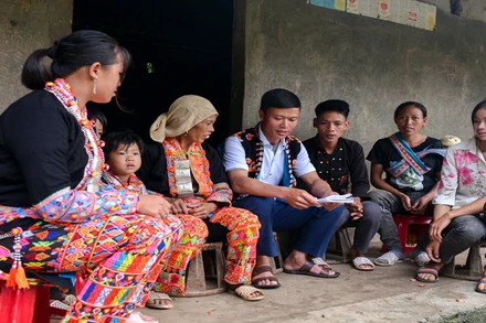 Trưởng bản – Bí thư chi bộ của bản Mán Tiển Lý Chin Phú (người ngồi giữa) là người tâm huyết và có nhiều đóng góp vào sự thay đổi của người Dao đỏ nơi đây. 