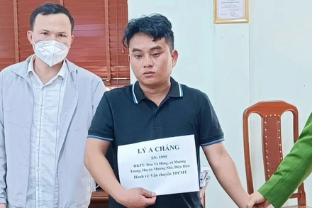 Đối tượng Lý A Cháng tại cơ quan điều tra.