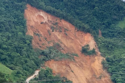 Cung sạt tiếp tục sạt lở lớn khiến cơ quan chức năng phải cho dừng thi công khắc phục, chờ địa chất ổn định trở lại.