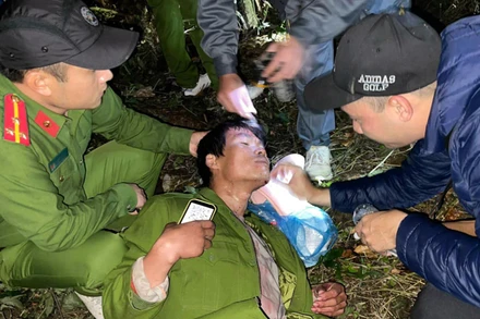 Lực lượng cứu hộ tìm thấy nạn nhân sau 5 giờ tìm kiếm tại rừng Hoàng Liên khu vực thị trấn Tân Uyên.