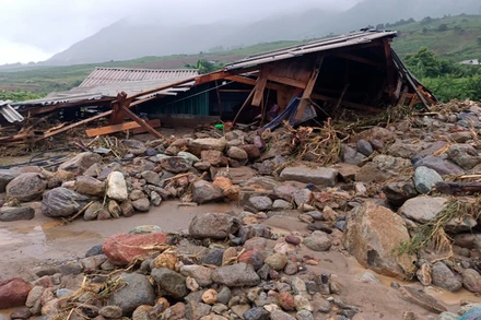 Mưa lũ gây sạt lở đất vào nhà dân khiến 4 người chết, 3 người bị thương ở huyện Than Uyên, Lai Châu.