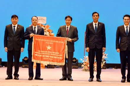 Lãnh đạo tỉnh Lai Châu trao Cờ thi đua của Chính phủ cho tập thể lãnh đạo Công ty Điện lực Lai Châu.