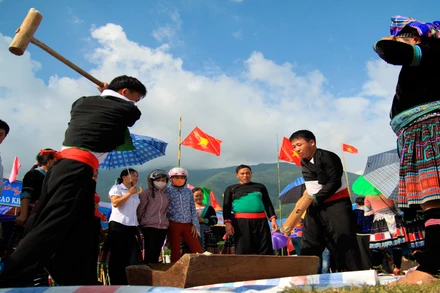 Giã bánh dày, hoạt động truyền thống của người H'Mông ở Lai Châu để đón Tết Độc lập