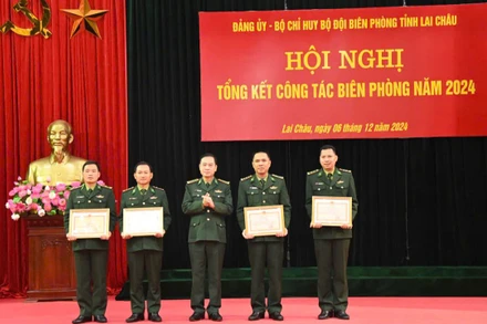 Tặng Bằng khen cho các cá nhân tiêu biểu.