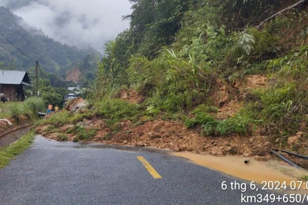 Mưa lớn làm sạt lở ta-luy dương trên quốc lộ 4H.