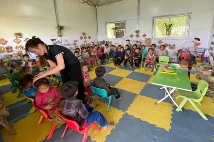 Tủa Sín Chải - nơi những thầy cô giáo lặng lẽ vượt rừng cõng con chữ đến với trẻ thơ.