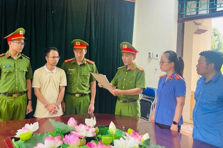 Cơ quan điều tra thực hiện lệnh khởi tố và bắt tạm giam đối với bị can Duẩn. (Ảnh: Công an Lai Châu)