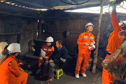 Những năm qua Điện lực Lai Châu luôn nỗ lực đưa ánh sáng về với đồng bào vùng khó.