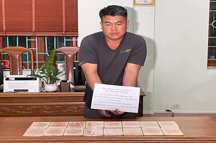 Đối tượng Cứ A Anh và tang vật vụ án.