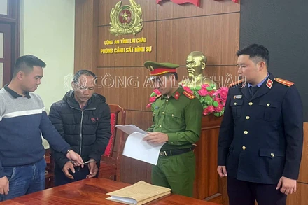 Cơ quan chức năng tiến hành các thủ tục sau khi bắt giữ đối tượng. (Ảnh: Công an Lai Châu)