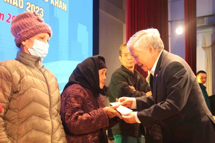 Trao quà cho các hộ gia đình, đoàn viên và người lao động có hoàn cảnh khó khăn.