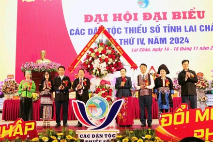 Lãnh đạo tỉnh Lai Châu tặng hoa chúc mừng đại hội.
