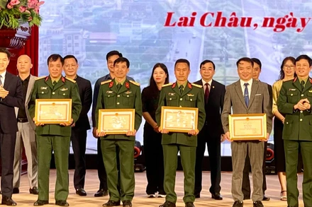 Trao bằng khen cho các tập thể có thành tích trong phối hợp tuyên truyền giữa Quân khu II và 9 tỉnh.