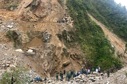 Lực lượng cứu hộ phải thả dây xuống taluy, gạt bỏ những vật cản để tránh nguy hiểm khi tiếp cận hiện trường.