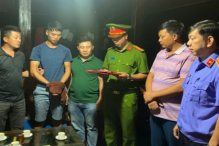 Cơ quan điều tra thực hiện lệnh tạm giữ hình sự đối tượng Tẩn Siêu Dồng.