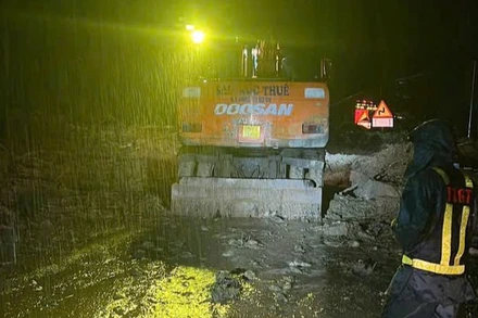 Đơn vị quản lý đường bộ khắc phục các điểm sạt lở trên Quốc lộ 4D.