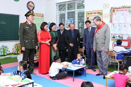 Bộ trưởng, Đại tướng Tô Lâm thăm không gian học tập của học sinh Trường Phổ thông dân tộc bán trú Tiểu học Pa Tần.