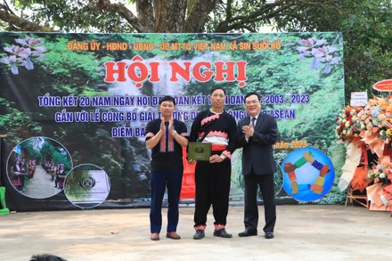 Trao chứng nhận giải thưởng du lịch cộng đồng ASEAN cho đại diện bản Sin Suối Hồ.