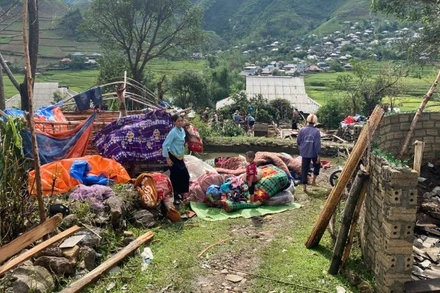 Nhà của một hộ dân bản Là, xã Mường Kim bị sập do dông lốc.