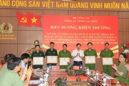 Chủ tịch tỉnh Lai Châu tặng Bằng khen cho các tập thể, cá nhân có thành tích xuất sắc trong đấu tranh phòng, chống tội phạm.