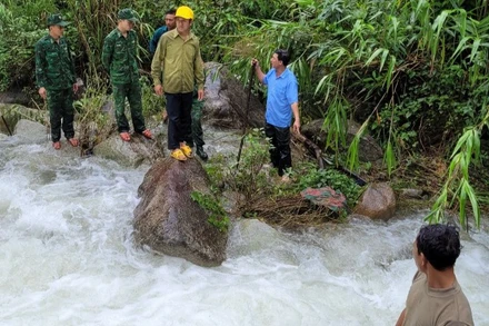 Lực lượng cứu hộ địa phương tìm kiếm nạn nhân mất tích.