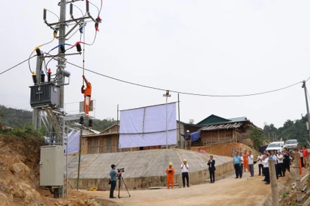 Đóng điện cho người dân bản Nậm Cày, xã Nậm Hàng, huyện Nậm Nhùn.