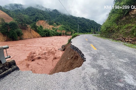 Lũ lớn gây sạt lở đường trên Quốc lộ 4H.